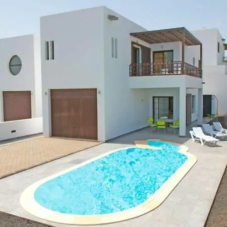 Sleeps 6 Pool Wifi アパート